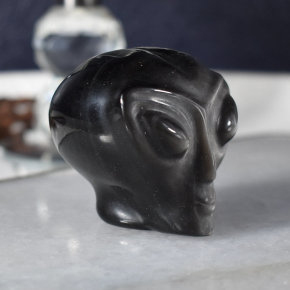 Silver Sheen Obsidian Alien Skull - Picture 2 of 3